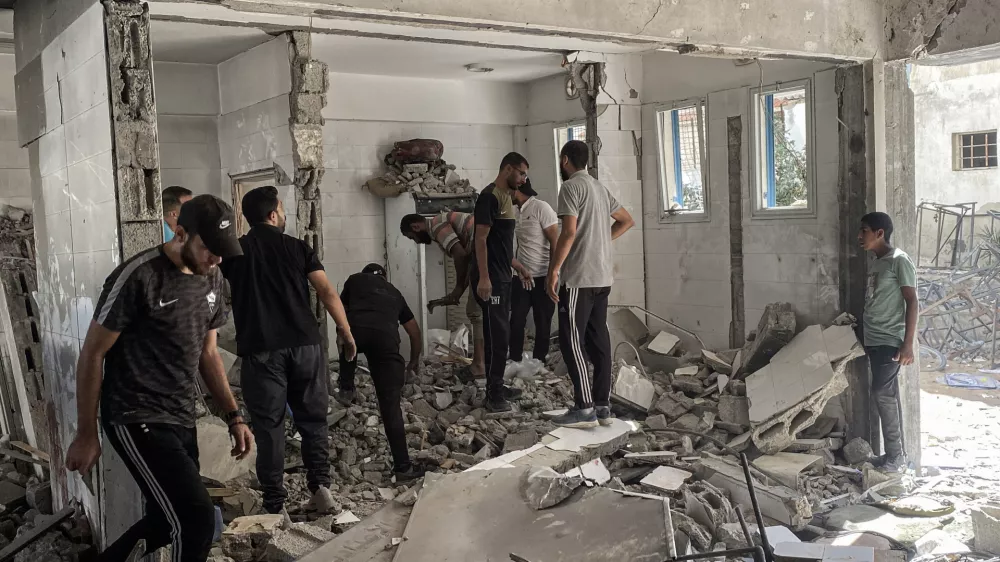 19 October 2024, Palestinian Territories, Gaza: Palestinians inspect the damage after an Israeli strike on a school sheltering displaced people at Beach refugee camp in Gaza City October 19, 2024. Photo: Hadi Daoud/APA Images via ZUMA Press Wire/dpa