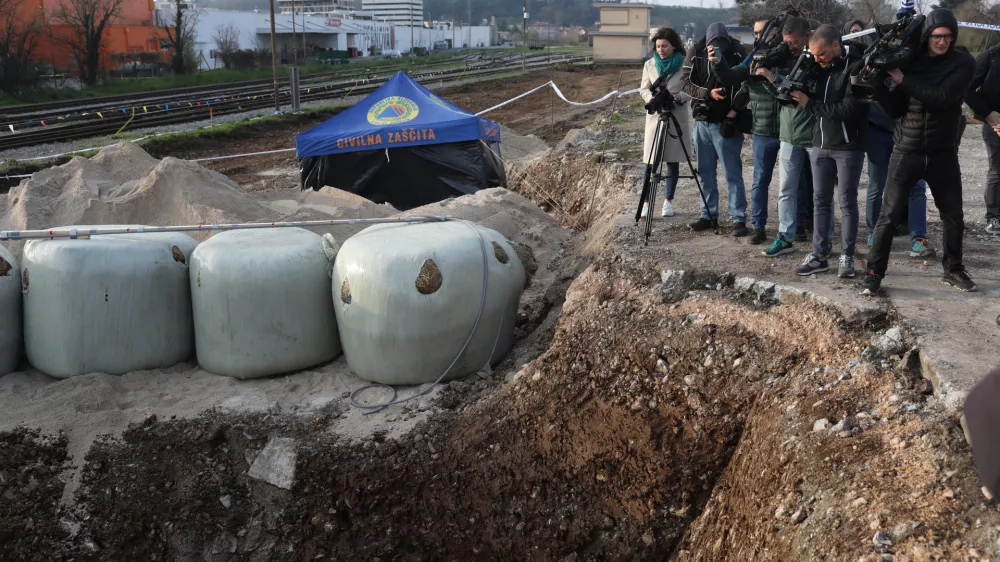 - Luknja za uničenje bombe.- 17.03.2024. Odstranjevanje neekspodiranih letalskih bomb iz 2. svetovne vojne na območju železniške postaje Nova Gorica.//FOTO: Bojan Velikonja