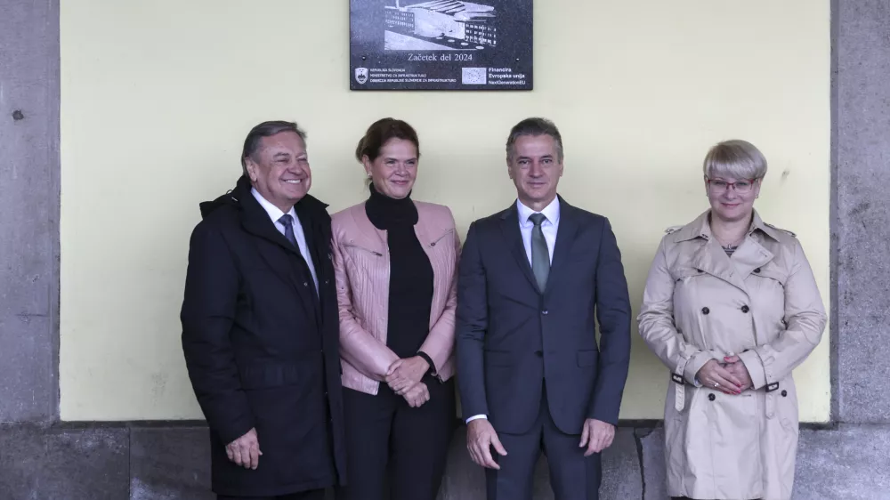 Alenka Bratušek, Robert Golob, Zoran Jankovič, Dušan Mes- 19.10.2024 - svečano odkritje spominske plošče ob začetku gradbenih del na Železniški postaji Ljubljana//FOTO: Jaka Gasar