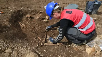 Čiščenje skeletnega groba. Raziskali so 139 grobov, od tega 119 žganih in 20 skeletnih s 24 skeleti, saj je bilo v nekaterih grobnih jamah pokopanih več oseb. Foto: Matija Lukić