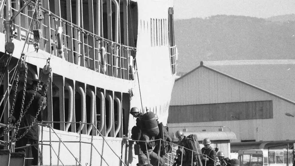 ﻿- VOJNA ZA SLOVENIJO 1991 - Luka Koper - odhod zadnjega vojaka JNA//FOTO: Tomaž SkaleOPOMBA: REPORTAŽA ZA OBJEKTIV 2021