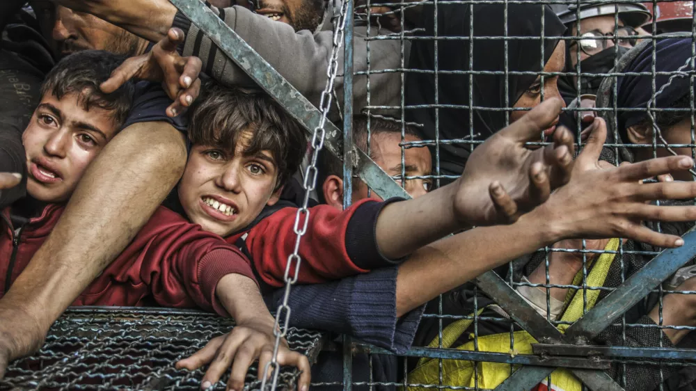 20 October 2024, Palestinian Territories, Gaza City: Palestinians, including children, line up to receive food distributed by charitable organizations as they struggle to obtain basic necessities, including essential food supplies. Photo: Mahmoud Issa/Quds Net News via ZUMA Press/dpa