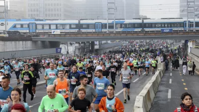 Vsaka izvedba tekaške prireditve zahteva zaradi varnosti tekačev neizogibne zapore določenih odsekov cest za določen čas – tudi ljubljanski maraton. Foto: Jaka Gasar