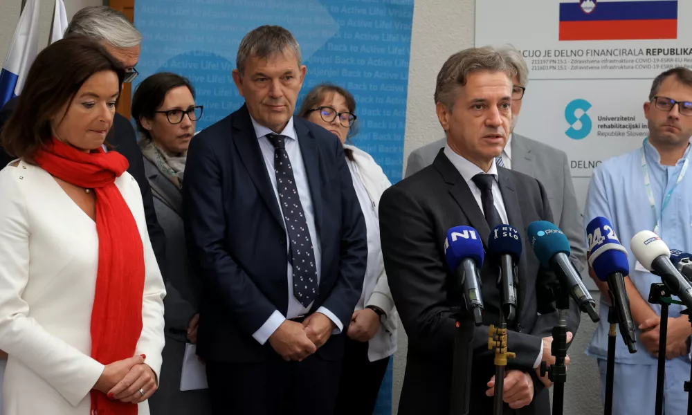 Ljubljana, URI Soca.Obisk predsednika vlade Roberta Goloba in zunanje ministrice Tanje Fajon v URI Soca, kjer se zdravijo otroci in mladostniki iz Gaze.Predsednik vlade Robert Golob.