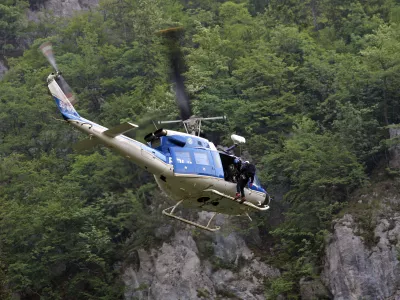 policijski helikopter in rgorski eševalec- Grad Kamen v Dragi (Begunje na Gorenjskem) - Prikazna vaja reševanja poškodovanih plezalcev - vajo pripravili pripadniki Posebna policijska enota – Gorska enota s posadko - Letalska policijska enota.POLICIJA //FOTO: Luka Cjuha