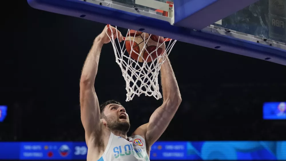 Slovenia center Mike Tobey (10) dunks against Australia in the first half of their Basketball World Cup group K match in Okinawa, southern Japan, Friday, Sept. 1, 2023. (AP Photo/Hiro Komae)