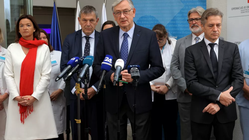 Ljubljana, URI Soca.Obisk predsednika vlade Roberta Goloba in zunanje ministrice Tanje Fajon v URI Soca, kjer se zdravijo otroci in mladostniki iz Gaze.Predsednik programskega sveta Ustanove pustimo jim sanje - Fundacija Danila Turka Danilo Turk.