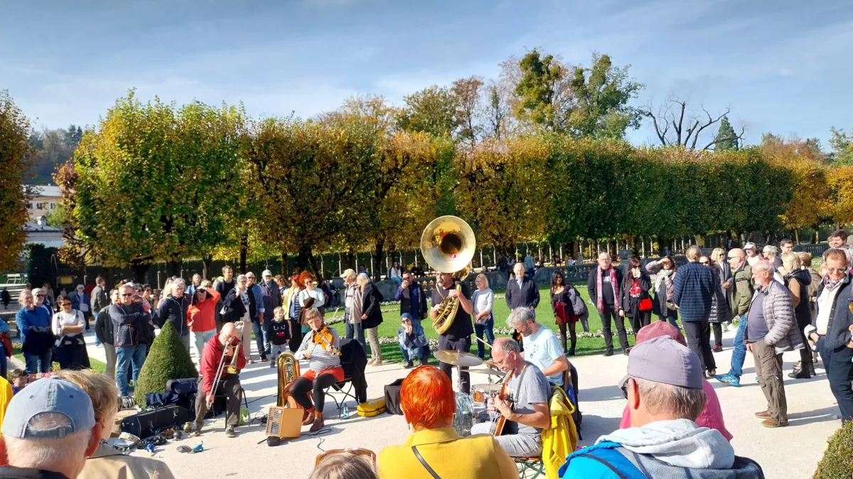 Nedeljsko popoldne je v Mirabell privabilo veliko domačinov, ki so prisluhnili nastopu jazz zasedbe.