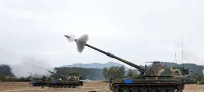 21 October 2024, South Korea, Cheorwon: K9A1 self-propelled howitzers fire during a live-fire drill at a firing range. Photo: -/YNA/dpa