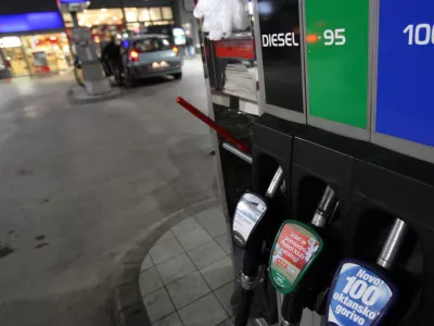 bencinska črpalka Petrol, gorivo - Euro diesel - Euro super 95 - - Euro plus 98 - bencin- podražitev bencina - cene goriv na bencinskih črpalkah bistveno višje//FOTO: Luka Cjuha