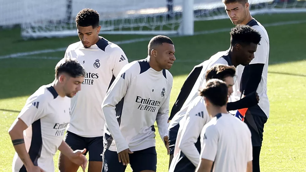 Soccer Football - Champions League - Real Madrid Training - Ciudad Real Madrid, Valdebebas, Madrid, Spain - October 21, 2024 Real Madrid's Kylian Mbappe with Jude Bellingham and teammates during training REUTERS/Juan Medina