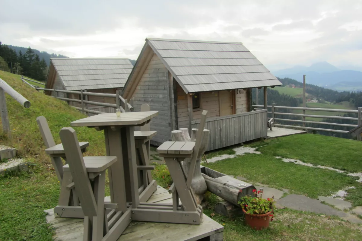  Glamping hiške z razgledom na dolino, v megli skriva Rogatec, 1557 m.