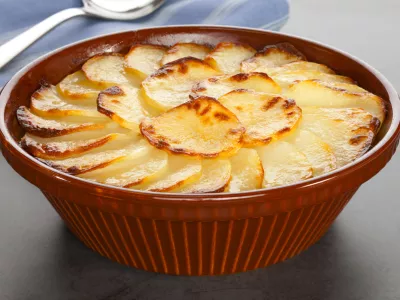 Boulangere potatoes, or scallop potato, a famous French dish of sliced onion and potato baked in stock. So called because in the past, French housewives would take it to be baked in the baker's oven. / Foto: Travellinglight