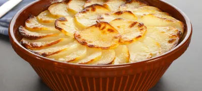 Boulangere potatoes, or scallop potato, a famous French dish of sliced onion and potato baked in stock. So called because in the past, French housewives would take it to be baked in the baker's oven. / Foto: Travellinglight