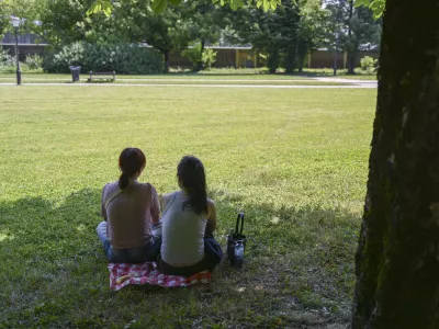 18.07.2024 - Turisti v Ljubljani počivajo v senci v parku Tivoli. FOTO: Nik Erik Neubauer