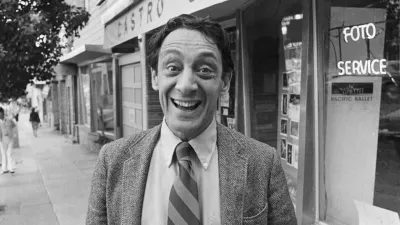 (Original Caption) 11/9/1977-San Francisco: Supervisor Harvey Milk poses outside his camera shop after his 1977 election to the Board of Supervisors. Milk and Mayor George Moscone were assassinated at City Hall by resigned supervisor Dan White. / Foto: Bettmann