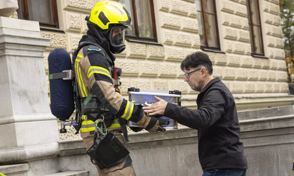 Ljubljana, Narodni muzej Slovenije.Vaja evakuacije iz objekta v organizaciji Narodnega muzeja Slovenije, Prirodoslovnega muzeja Slovenije, Slovenskega muzejskega drustva in Zavoda za varstvo kulturne dediscine Slovenije skupaj z Gasilsko brigado Ljubljana, Policijsko upravo Ljubljana, ministrstvom za kulturo in drzavnim zborom.