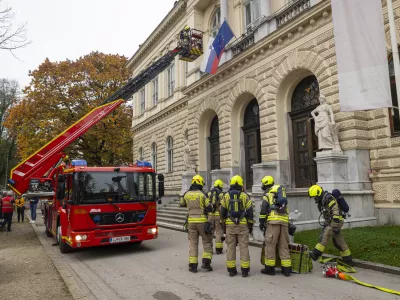 Ljubljana, Narodni muzej Slovenije.Vaja evakuacije iz objekta v organizaciji Narodnega muzeja Slovenije, Prirodoslovnega muzeja Slovenije, Slovenskega muzejskega drustva in Zavoda za varstvo kulturne dediscine Slovenije skupaj z Gasilsko brigado Ljubljana, Policijsko upravo Ljubljana, ministrstvom za kulturo in drzavnim zborom.