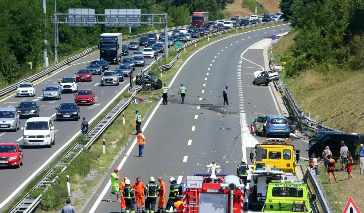 V hudi prometni nesreči na hrvaški avtocesti, ki je bila v smeri Zagreba več ur zaprta, je umrl 46-letni Slovak. Še sedem oseb je bilo poškodovanih. 