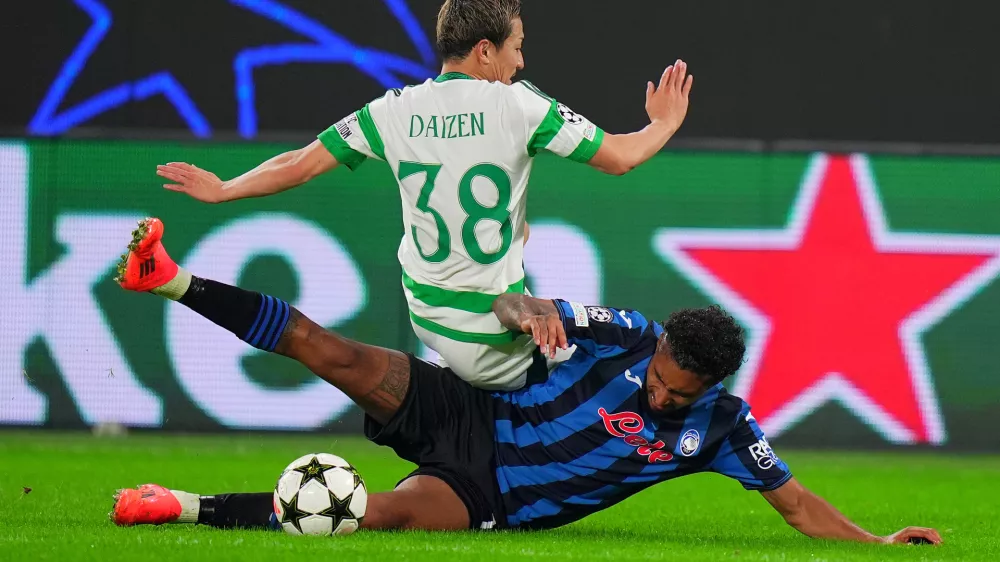 23 October 2024, Italy, Milan: Atalanta's Ederson and Celtic's Daizen Maeda battle for the ball during the UEFA Champions League soccer match between Atalanta BC and Celtic FC at Gewiss Stadium. Photo: Spada/LaPresse via ZUMA Press/dpa - IMPORTANT NOTICE: DFL and DFB regulations prohibit any use of photographs as image sequences and/or quasi-video.