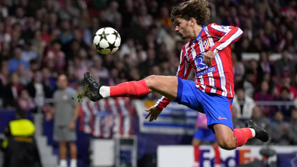 Atletico Madrid's Antoine Griezmann tries to control the ball during the Champions League opening phase soccer match between Atletico Madrid and Lille at the Metropolitano stadium in Madrid, Spain, Wednesday, Oct. 23, 2024. (AP Photo/Manu Fernandez)