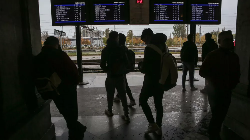 ﻿- simbolična fotografija - brezplačen medkrajevni javni potniški promet za vse upokojence in starejše od 65 let -  - 06.11.2019 - Želežniška postaja Ljubljana -  //FOTO: Luka Cjuha.