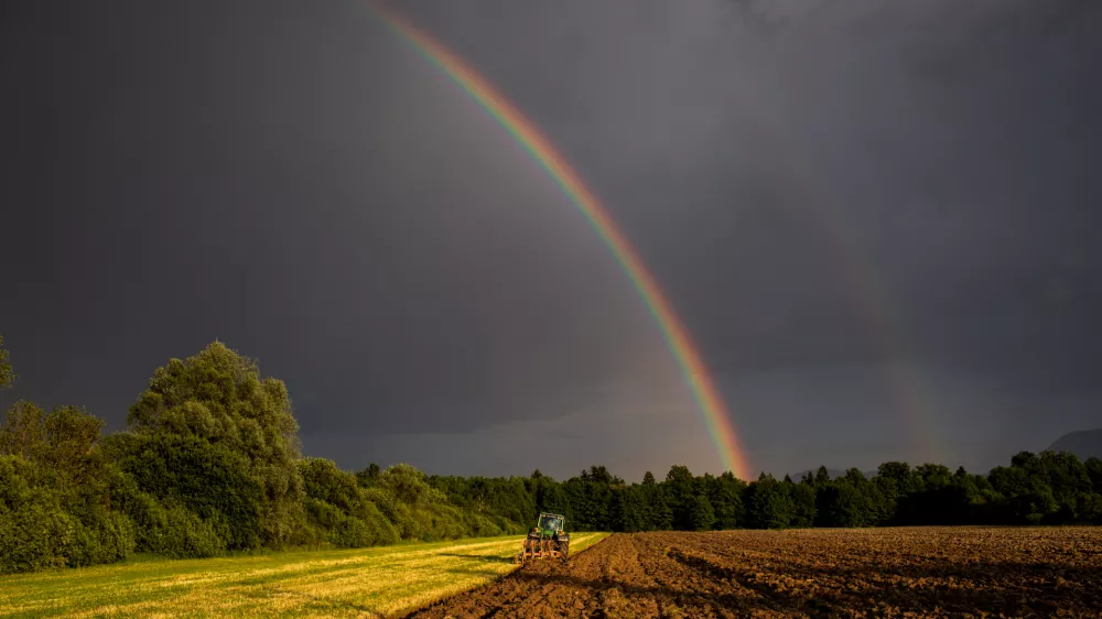 ﻿simboličana fotografija, kmetijstvo, obdelava zamlje, oranje, traktor.- 11.06.2021 - Mavrica nad ljubljanskim barjem //FOTO: Bojan Velikonja