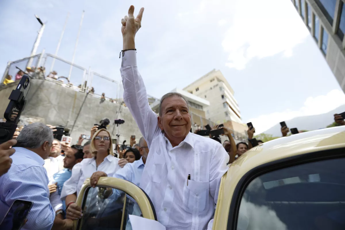 FILED - 28 July 2024, Venezuela, Caracas: The presidential candidate of the Venezuelan opposition, Edmundo Gonzalez Urrutia, arrives at the Santo Tomas de Villanueva school to cast his vote during the presidential elections. Opposition candidate Edmundo Gonzalez has left Venezuela for Spain six weeks after a disputed presidential election marred by accusations of widespread voter fraud and repression. Photo: Jeampier Arguinzones/dpa