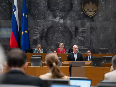 Ljubljana, DZ.Izredna seja DZ, na kateri so med drugim obravnavali predlog zakona o skupnih temeljih sistema plac v javnem sektorju.Minister za javno upravo Franc Props.