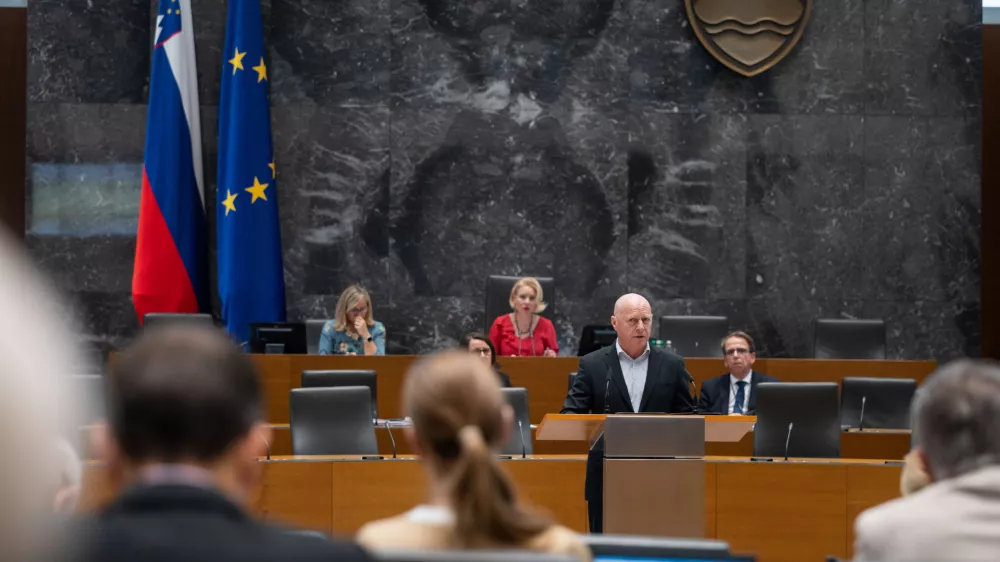 Ljubljana, DZ.Izredna seja DZ, na kateri so med drugim obravnavali predlog zakona o skupnih temeljih sistema plac v javnem sektorju.Minister za javno upravo Franc Props.