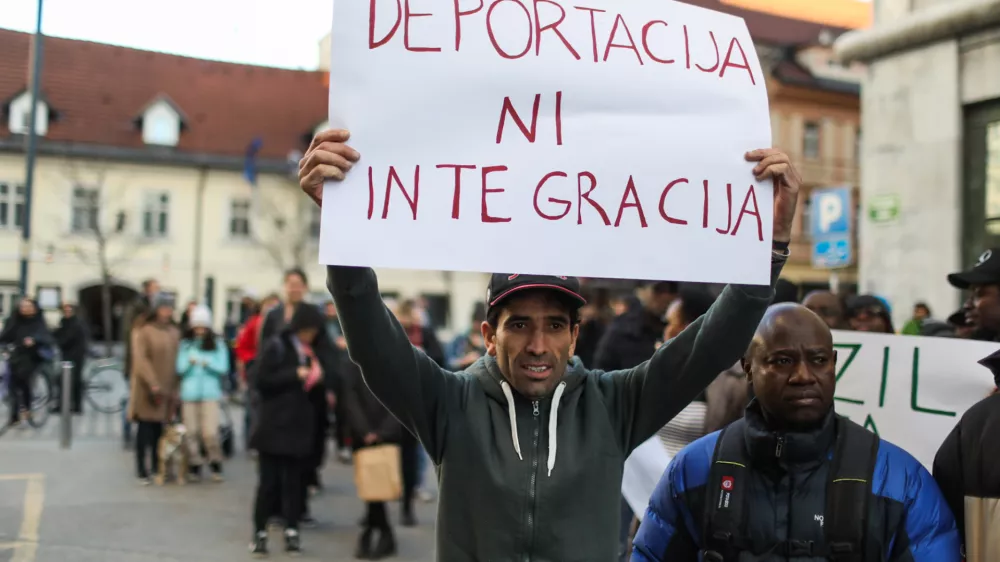 transparent DEPORTACIJA NI INTEGRACIJA- 28.03.2023 – protest  v Ljubljani - protestni shod proti diskriminatornim ukrepom, povezanim z zakonom o tujcih, in težavam, s katerimi se srečujejo prosilci za azil, ki ga pripravljajo nekatere civilnodružbene organizacije, sindikati in prosilci za azil; //FOTO: Bojan Velikonja