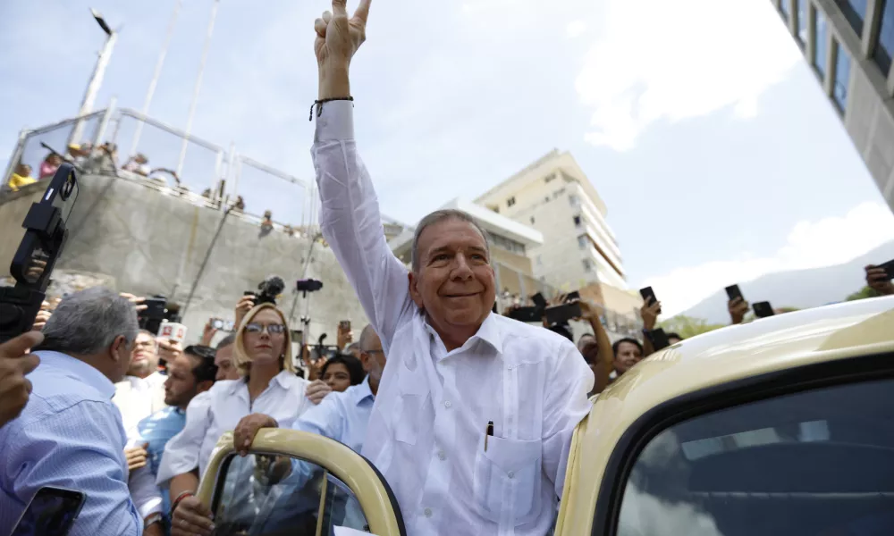 FILED - 28 July 2024, Venezuela, Caracas: The presidential candidate of the Venezuelan opposition, Edmundo Gonzalez Urrutia, arrives at the Santo Tomas de Villanueva school to cast his vote during the presidential elections. Opposition candidate Edmundo Gonzalez has left Venezuela for Spain six weeks after a disputed presidential election marred by accusations of widespread voter fraud and repression. Photo: Jeampier Arguinzones/dpa