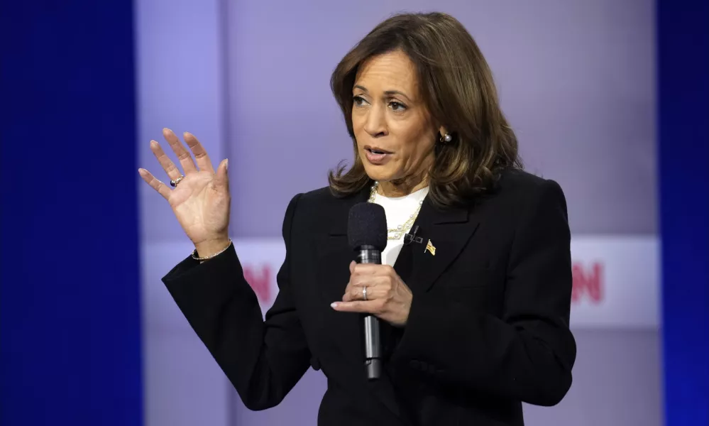 Democratic presidential nominee Vice President Kamala Harris speaks during a CNN town hall in Aston, Pa., Wednesday, Oct. 23, 2024, as moderator Anderson Cooper listens. (AP Photo/Matt Rourke) / Foto: Matt Rourke