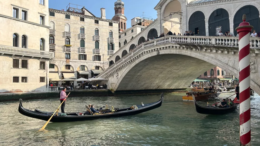 FILED - 05 April 2024, Italy, Venice: A gondola with tourists in front of the Rialto Bridge in the center of Venice. Day trippers to Venice will have to pay ·10 ($11) to spend a couple of hours in the popular Italian destination when the season starts in mid-April next year, the city authorities announced on Thursday. Photo: Christoph Sator/dpa / Foto: Christoph Sator