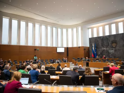 Ljubljana, DZ.Izredna seja DZ, na kateri so med drugim obravnavali predlog zakona o skupnih temeljih sistema plac v javnem sektorju.