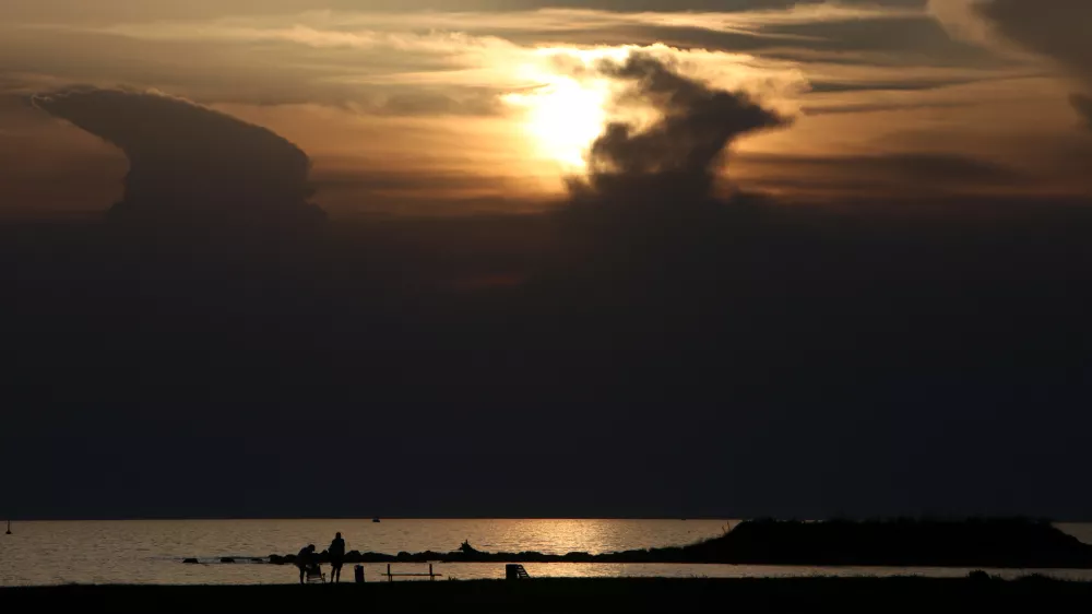 ﻿- simbolična fotografija 2017 - plaža Umag - morje - nevihta --oblačno vreme - oblaki//FOTO: Tomaž Skale