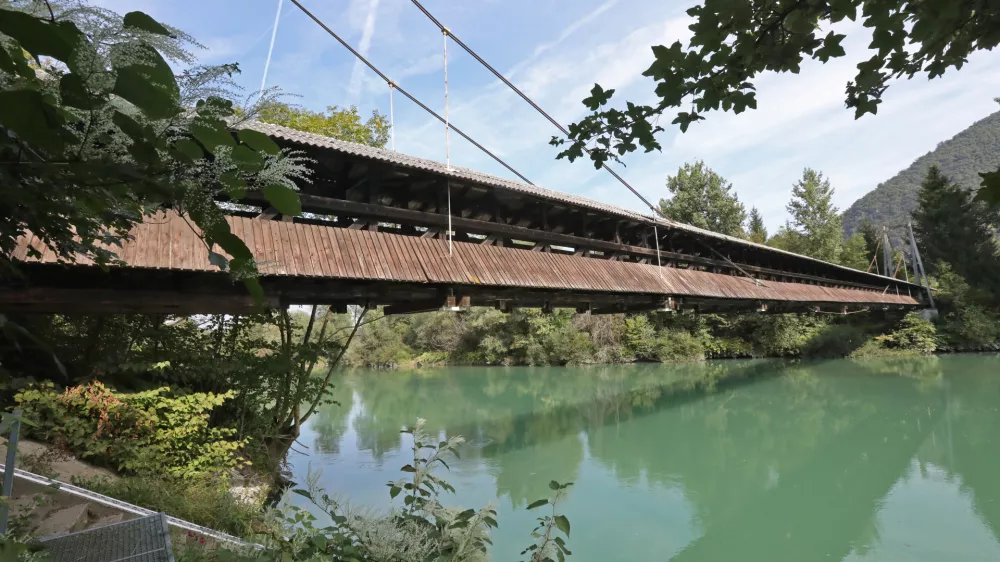 ﻿Brv med Vikrčami in Mednim je lani odnesla ujma. V kratkem bodo začeli gradnjo nove, trajala bo osem mesecev. Na fotografiji brv pred lanskim avgustom. Foto: Tomaž Skale 