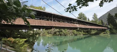 ﻿Brv med Vikrčami in Mednim je lani odnesla ujma. V kratkem bodo začeli gradnjo nove, trajala bo osem mesecev. Na fotografiji brv pred lanskim avgustom. Foto: Tomaž Skale 