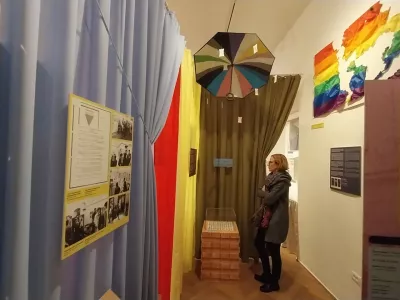 Razstavljena je tudi mavrična zastava, ki je visela na stavbi Kinodvora med 39. Festivalom LGBT-filma. Sežgali so jo neznani vandali. Foto: Vesna Levičnik