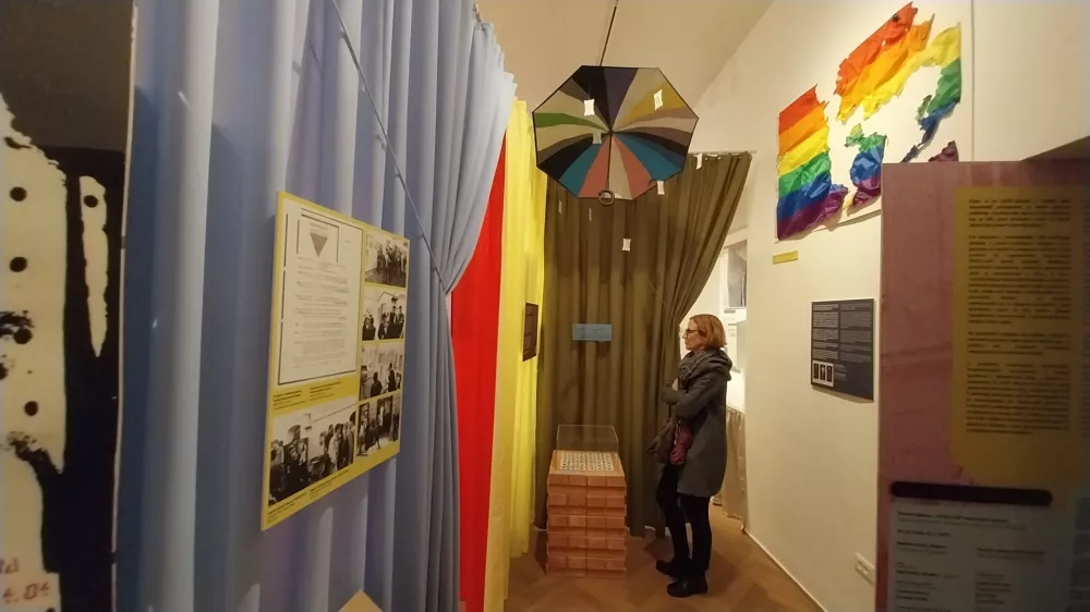 Razstavljena je tudi mavrična zastava, ki je visela na stavbi Kinodvora med 39. Festivalom LGBT-filma. Sežgali so jo neznani vandali. Foto: Vesna Levičnik