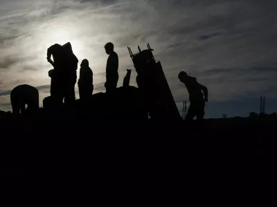 Palestinians inspect the site of an Israeli strike on a house, in Khan Younis in the southern Gaza Strip October 25, 2024. REUTERS/Mohammed Salem