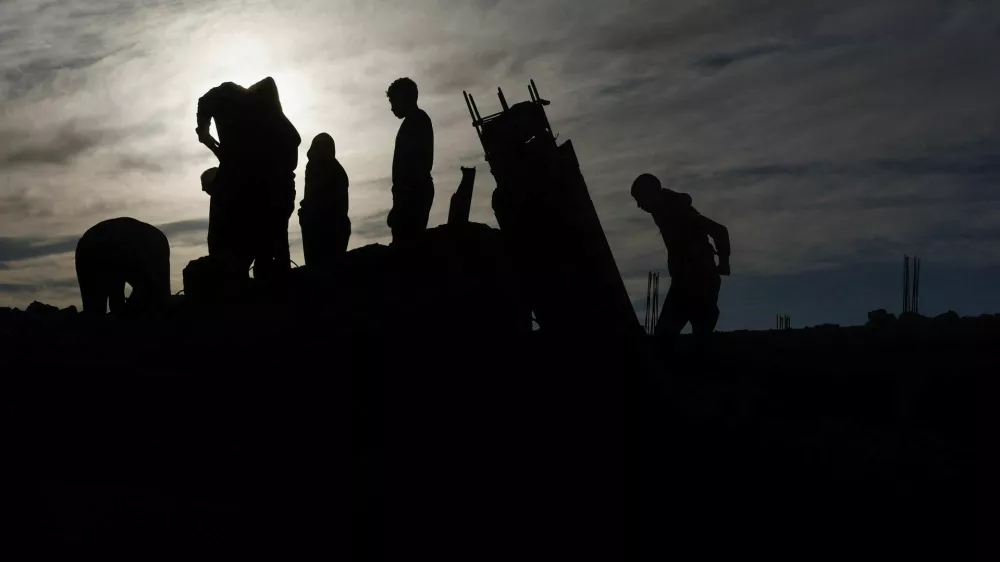 Palestinians inspect the site of an Israeli strike on a house, in Khan Younis in the southern Gaza Strip October 25, 2024. REUTERS/Mohammed Salem