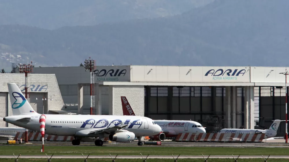 letalo Airbus A320- Slovenski letalski prevoznik Adria Airways - Aerodrom Ljubljana - Letališče Jožeta Pučnika Brnik -     //FOTO: Luka Cjuha