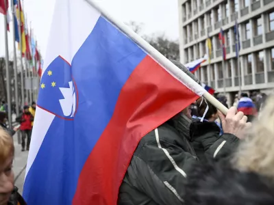  slovenska zastava - 01.03.2023 - Trg republike – drugi protestni shod upokojencev v organizaciji ljudske iniciative Glas upokojencev Slovenije; – upokojenci zahtevali višje pokojnine – protest  //FOTO: Nik Erik Neubauer