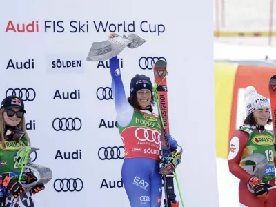 Alpine Skiing - FIS Alpine Ski World Cup - Women's Giant Slalom - Soelden, Austria - October 26, 2024 Italy's Federica Brignone celebrates with the trophy on the podium after winning the Women's Giant Slalom along with second placed New Zealand's Alice Robinson and third placed Austria's Julia Scheib REUTERS/Leonhard Foeger