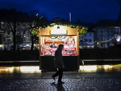 - 01.12.2023 – Veseli December v Ljubljani 2023 - prižig prazničnih luči v središču prestolnice - svetlobna okrasitev mesta - začetek prazničnega decembrskega sejma na ljubljanskih ulicah - novoletno okrašena Ljubljana - //FOTO: Nik Erik Neubauer