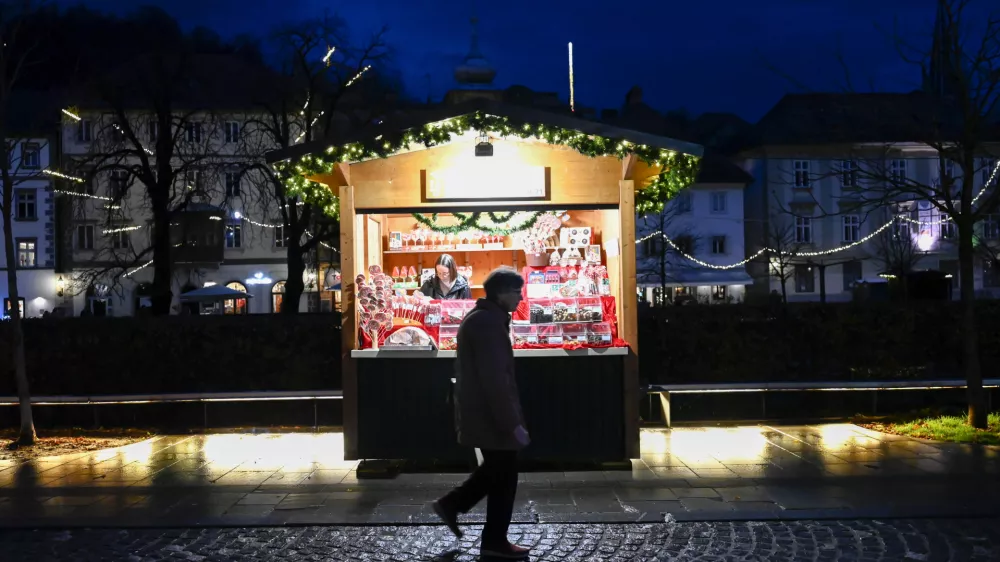 - 01.12.2023 – Veseli December v Ljubljani 2023 - prižig prazničnih luči v središču prestolnice - svetlobna okrasitev mesta - začetek prazničnega decembrskega sejma na ljubljanskih ulicah - novoletno okrašena Ljubljana - //FOTO: Nik Erik Neubauer