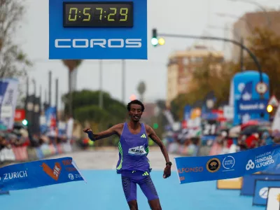 Athletics - Valencia Half Marathon - Valencia, Spain - October 27, 2024 Ethiopia's Yomif Kejelcha wins and sets a new half marathon world record with a time of 57 minutes 30 seconds REUTERS/Eva Manez