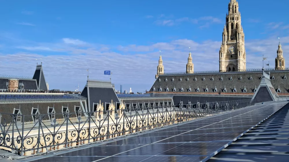 Na strehi dunajske mestne hiše je več kot 500 solarnih panelov, ki zagotovijo tretjino energetskih potreb mestne hiše- Foto: Miha K. Turk 