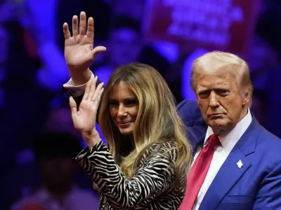 Republican presidential nominee former President Donald Trump and former first lady Melania Trump wave at a campaign rally at Madison Square Garden, Sunday, Oct. 27, 2024, in New York. (AP Photo/Evan Vucci) / Foto: Evan Vucci